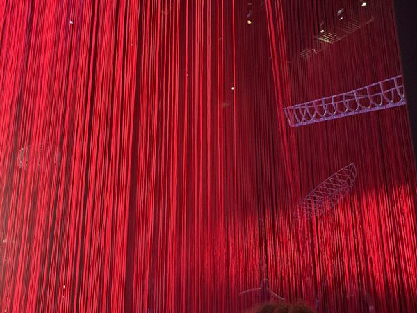 Beeld 6: het gordijn van rood garen van dichtbij.