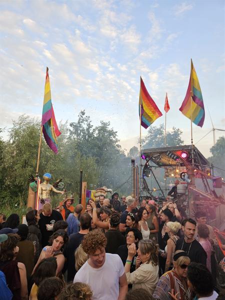 Image 2: the stage from a distance.