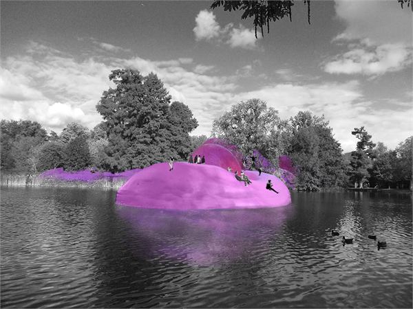 Een gladde roze vorm ligt half in de vijver van het Vondelpark tussen de bomen; het park eromheen is zwart-wit.